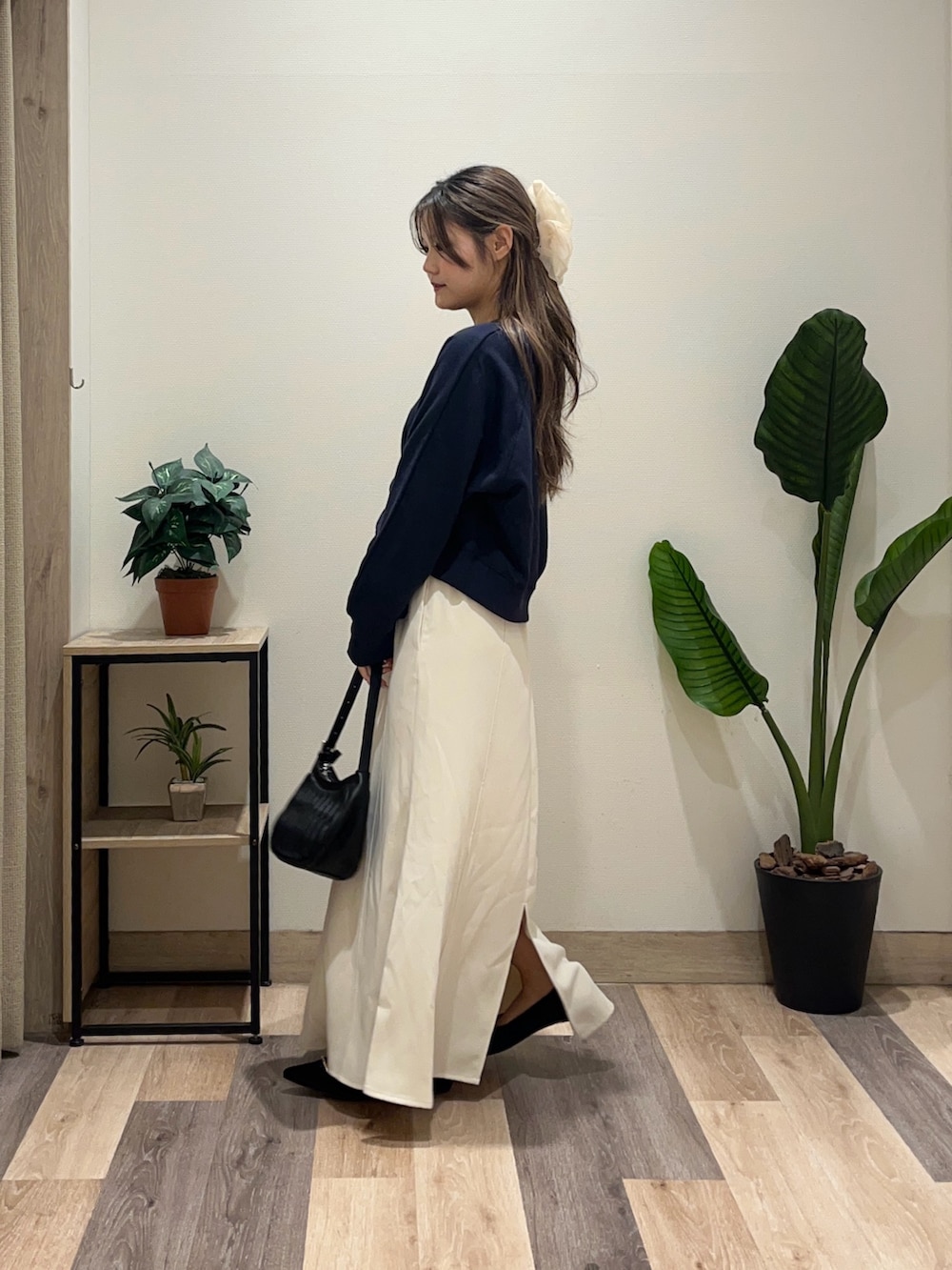 ホワイト系のスカート、ブラック系のパンプス、ブルー系のTシャツ/カットソーを着用したレディースの秋コーディネートの5枚目の写真