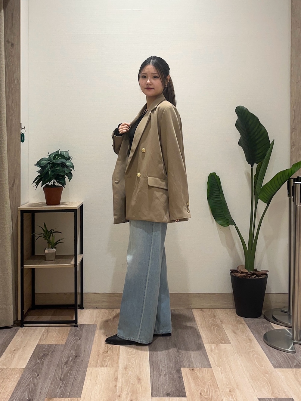 ブルー系のその他パンツ、ブラック系のブーツ、ブラック系のTシャツ/カットソーを着用したレディースの秋コーディネートの5枚目の写真