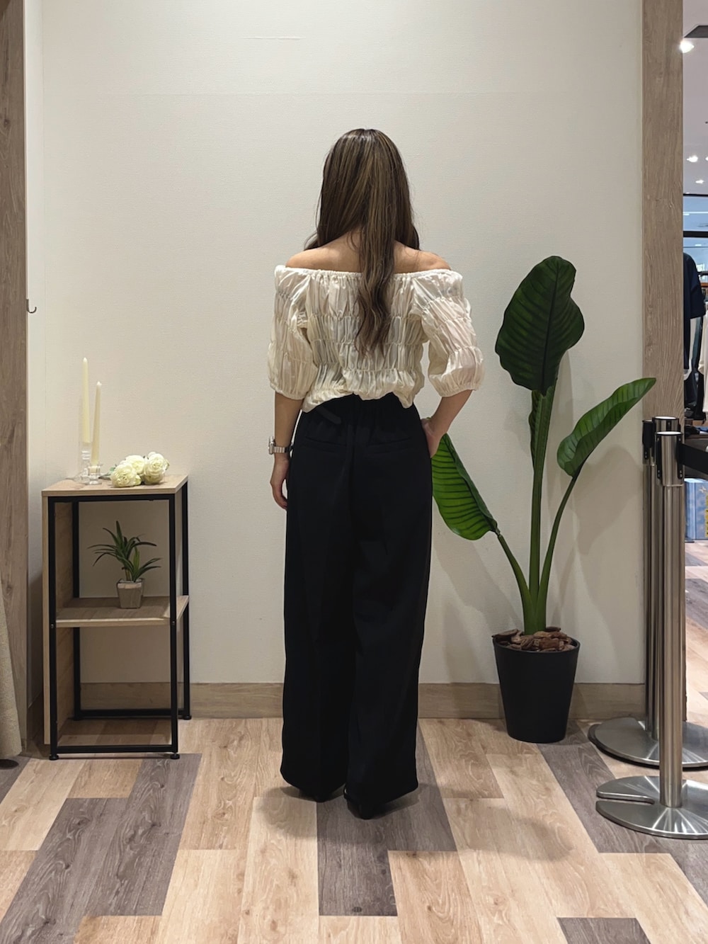 ホワイト系のシャツ/ブラウス、ブラック系のスラックス、ブラック系のベルトを着用したレディースの夏コーディネートの4枚目の写真