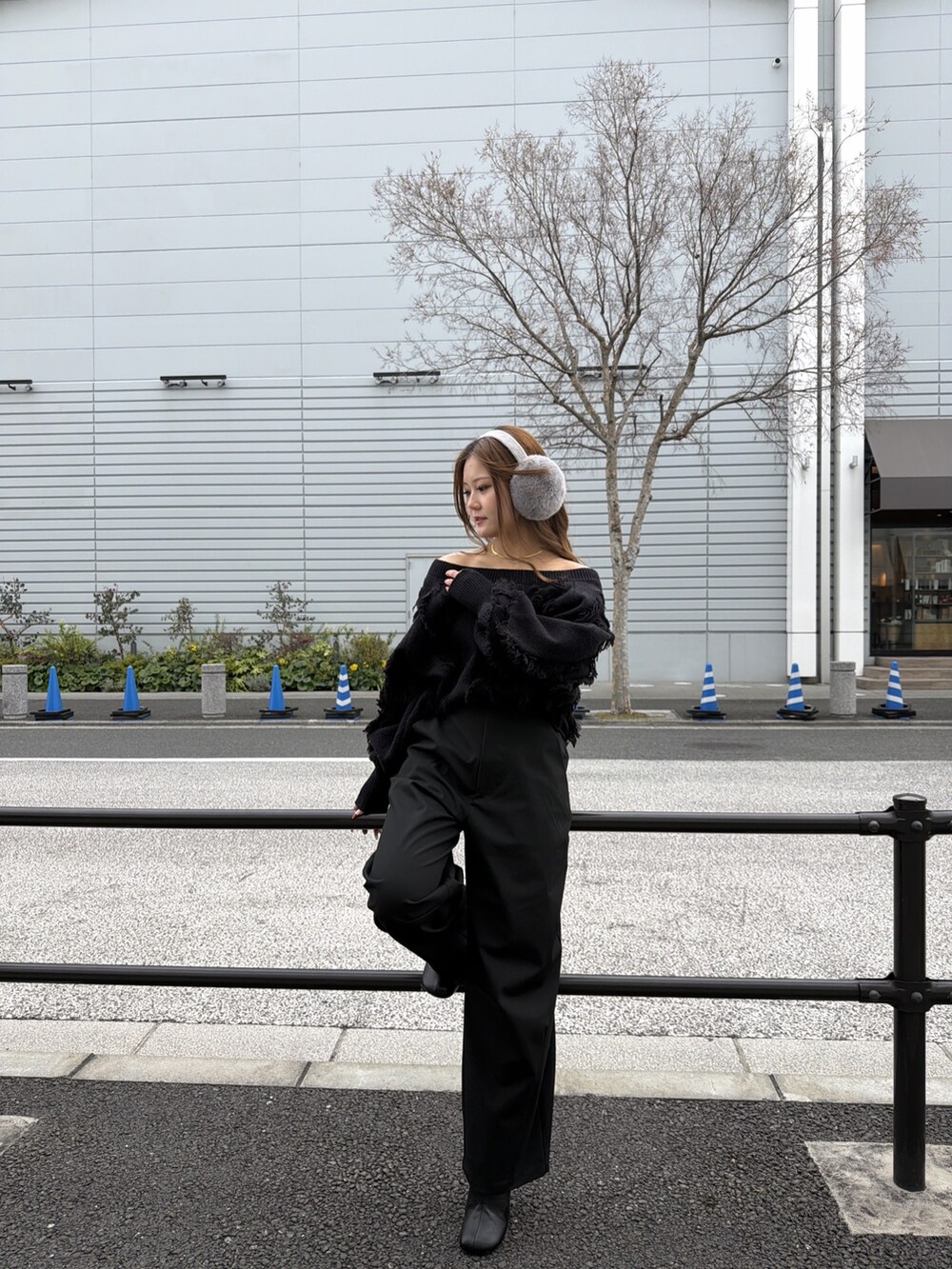 ホワイト系のその他アウター、ブラック系のニット/セーター、ブラック系のブーツを着用したレディースの冬コーディネートの3枚目の写真