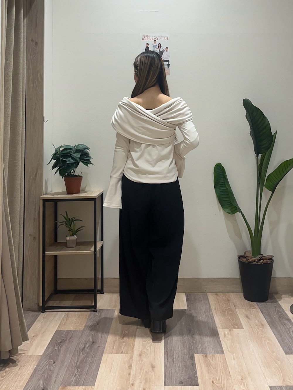 ブラック系のスラックス、ホワイト系のTシャツ/カットソー、ブラック系のブーツを着用したレディースの秋コーディネートの4枚目の写真