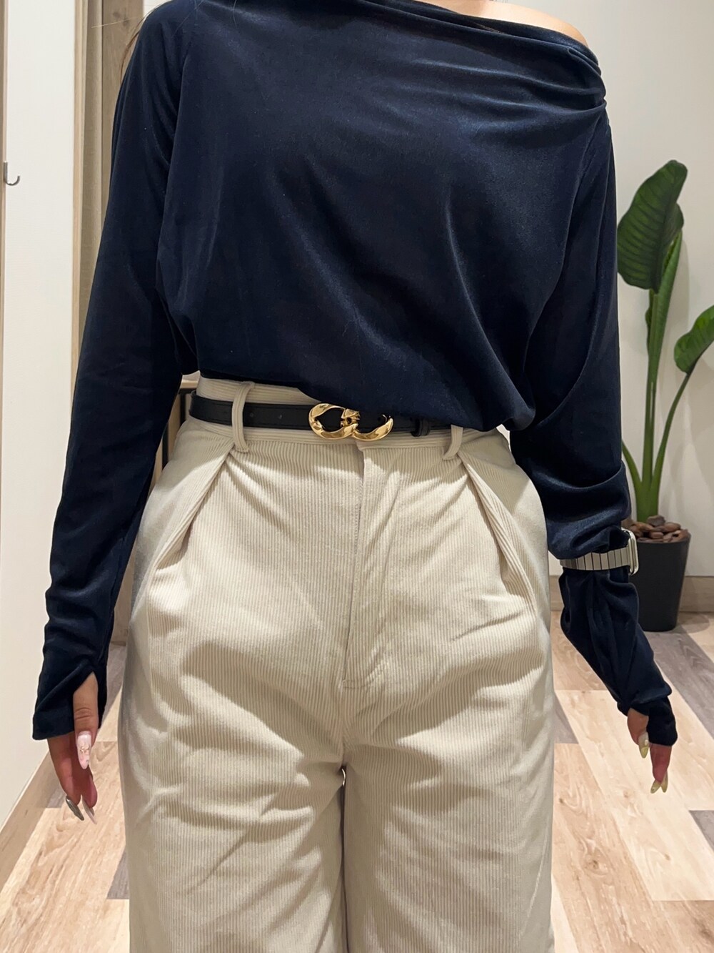 ホワイト系のその他パンツ、ブルー系のTシャツ/カットソー、ブラック系のベルトを着用したレディースの秋コーディネートの7枚目の写真