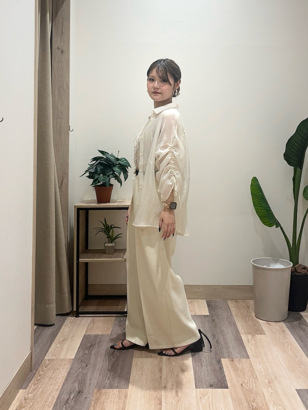 ホワイト系のスラックス、ホワイト系のシャツ/ブラウス、ホワイト系のニット/セーターを着用したレディースの夏コーディネートの3枚目の写真