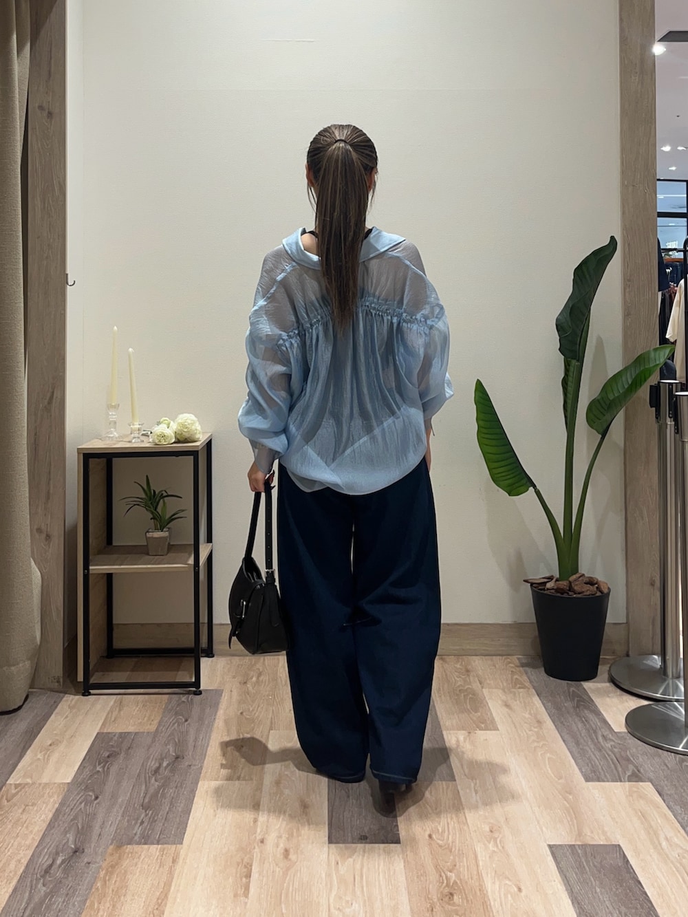 ブラック系のボストンバッグ、ブルー系のその他パンツ、ブルー系のシャツ/ブラウスを着用したレディースの夏コーディネートの4枚目の写真