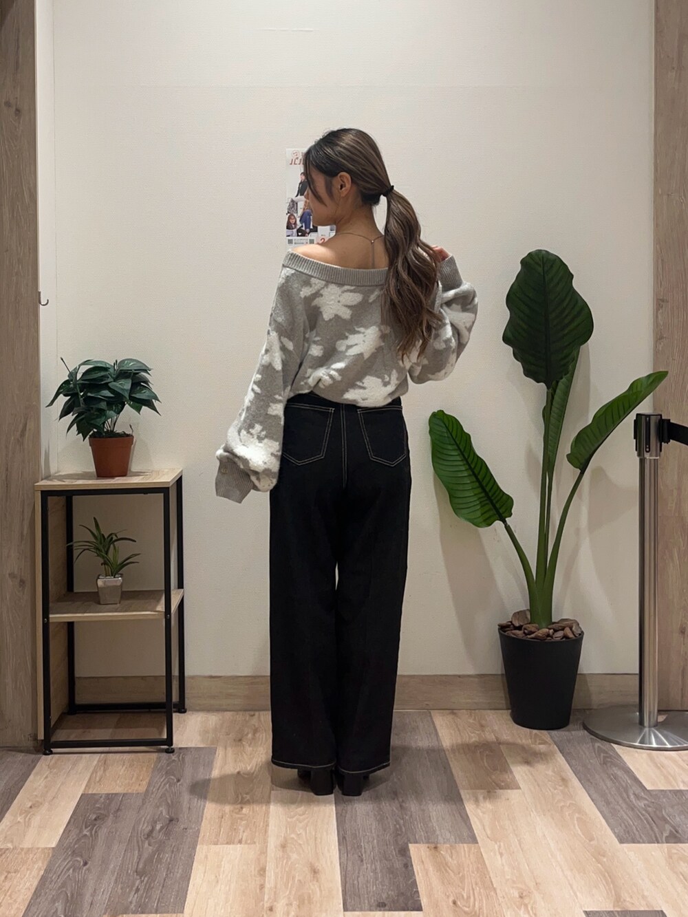 ブラック系のその他パンツ、グレー系のニット/セーター、ブラック系のブーツを着用したレディースの秋コーディネートの4枚目の写真