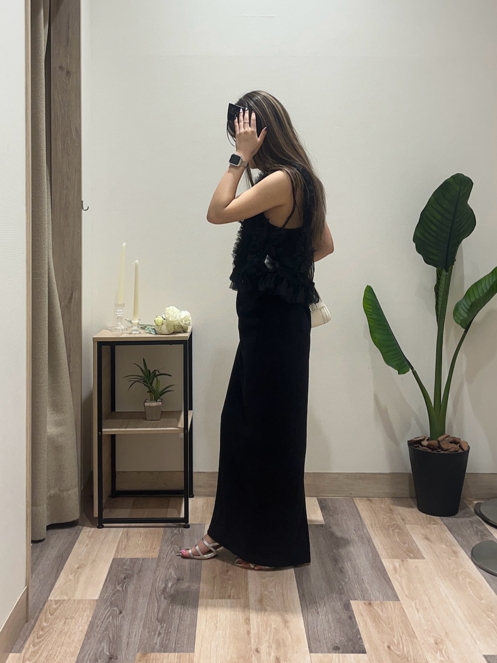 ブラック系のワンピース、ブラック系のTシャツ/カットソーを着用したレディースの夏コーディネートの4枚目の写真