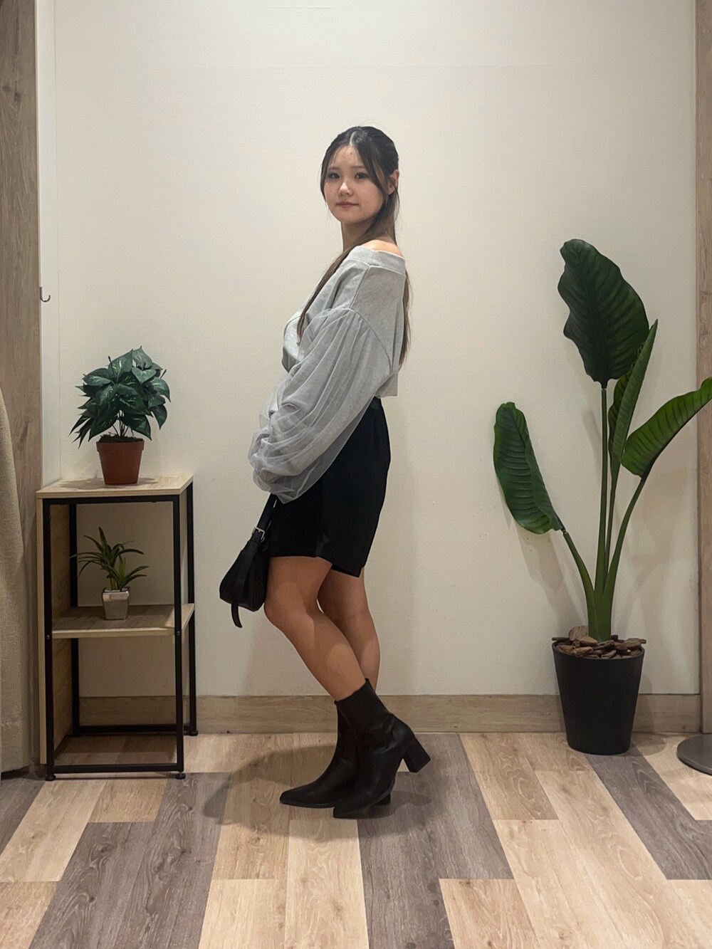 ブラック系のその他パンツ、ブラック系のブーツ、グレー系のTシャツ/カットソーを着用したレディースの秋コーディネートの5枚目の写真