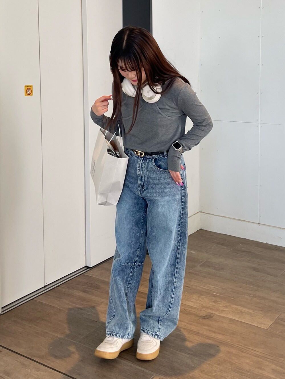 グレー系のTシャツ/カットソー、ブルー系のその他パンツ、ブラック系のベルトを着用したレディースの夏コーディネートの4枚目の写真