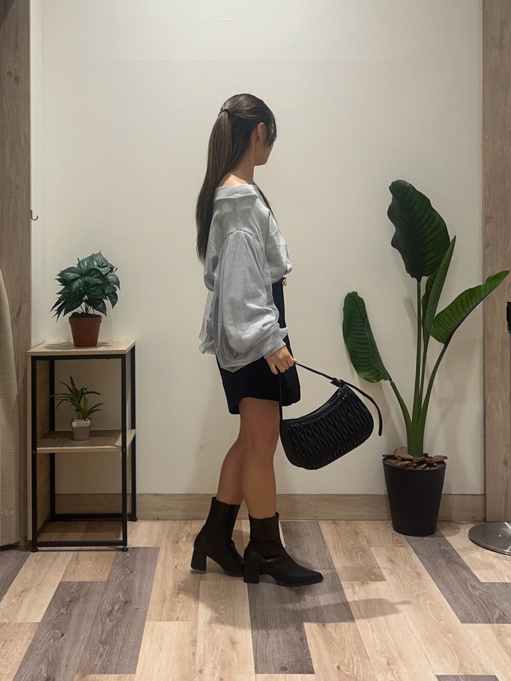 ブラック系のその他パンツ、ブラック系のブーツ、グレー系のTシャツ/カットソーを着用したレディースの秋コーディネートの3枚目の写真