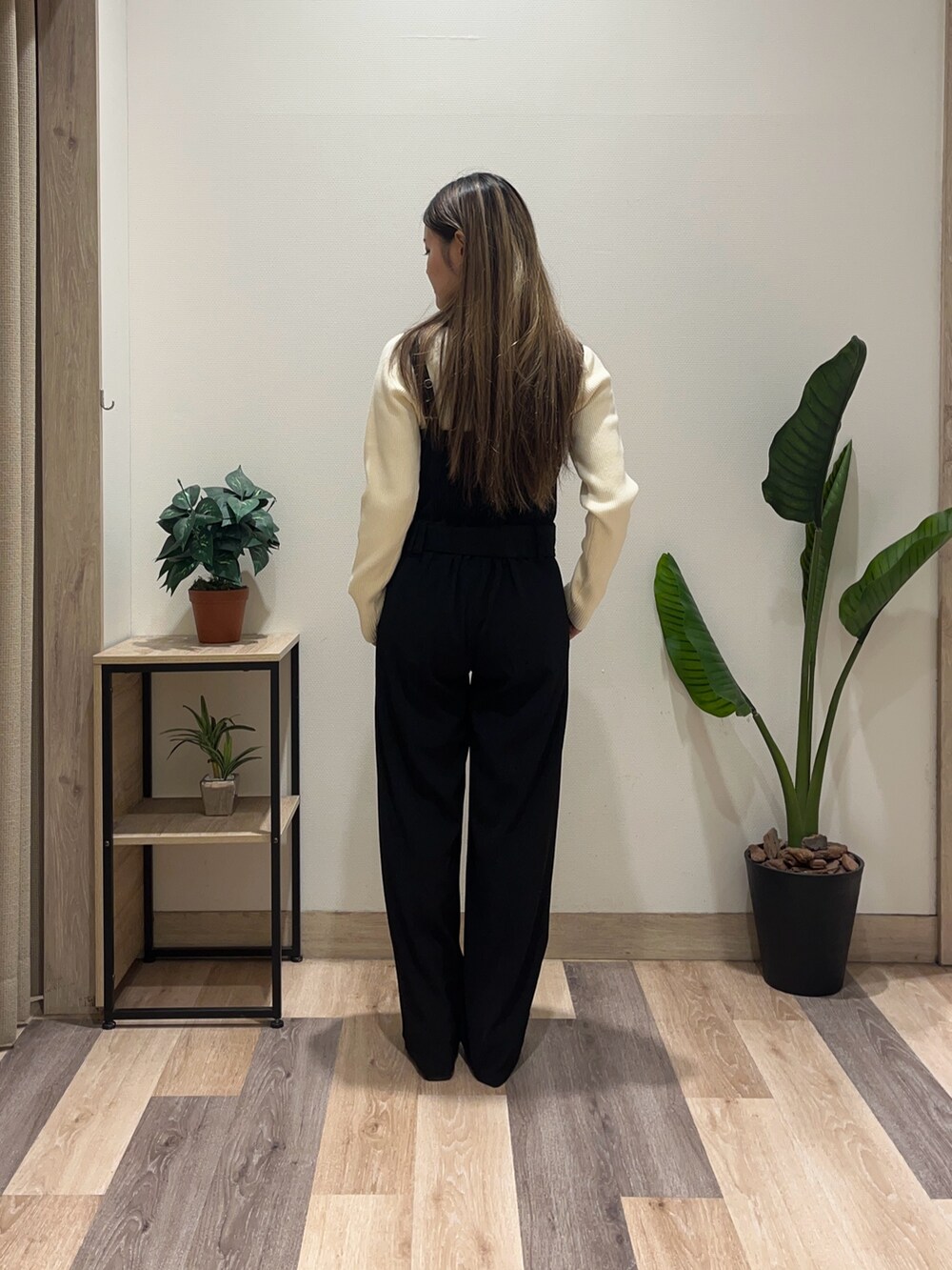 ブラック系のつなぎ/オールインワン、ホワイト系のニット/セーターを着用したレディースの秋コーディネートの4枚目の写真