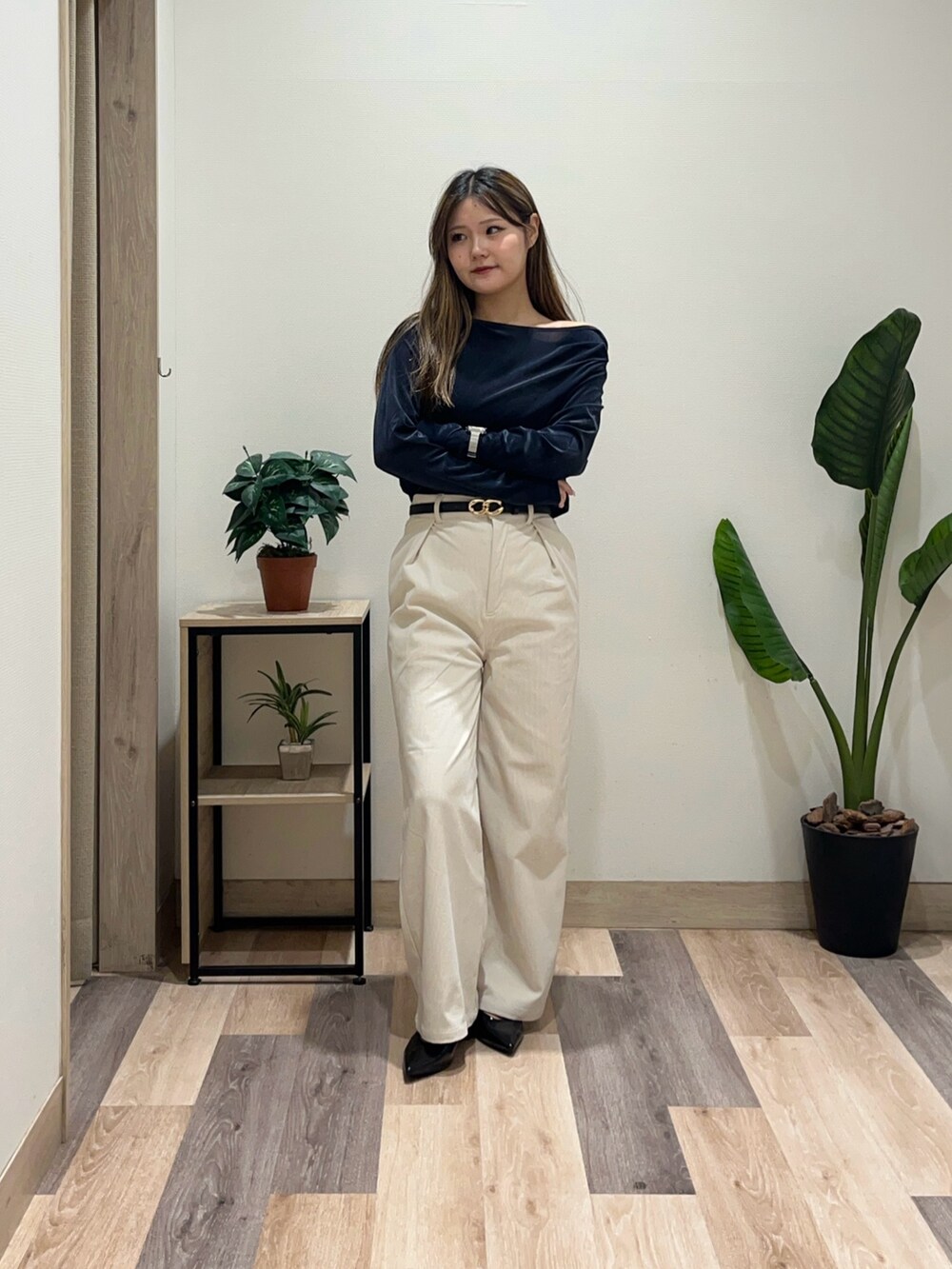 ホワイト系のその他パンツ、ブルー系のTシャツ/カットソー、ブラック系のベルトを着用したレディースの秋コーディネートの2枚目の写真