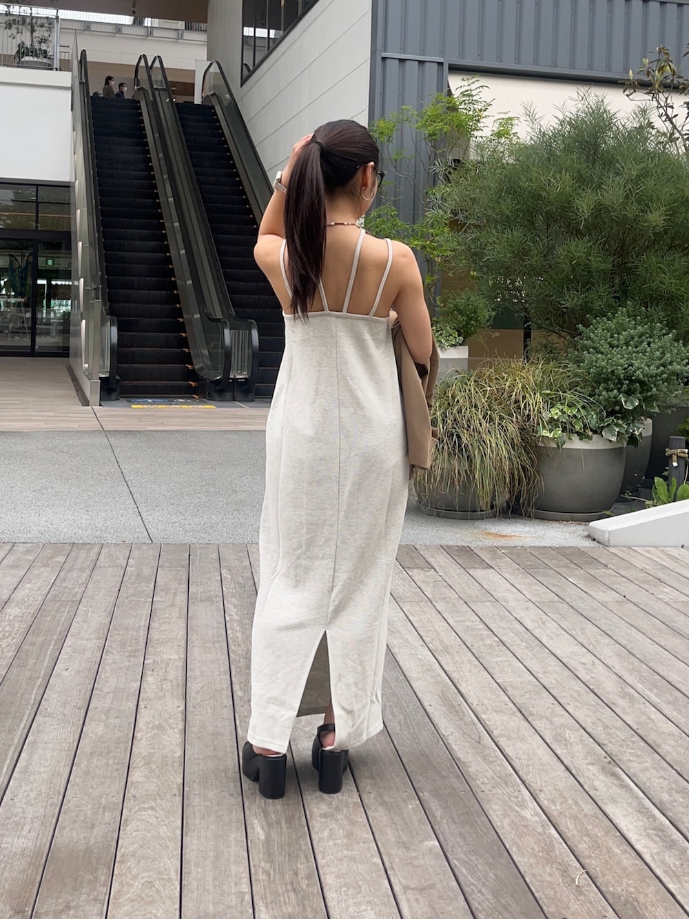 「お出かけコーデ、低身長コーデ、ワンピース、メガネ女子、きれいめカジュアル、厚底サンダル、大人女子、夏コーデ、ロングワンピース、きれいめコーディネート、低身長女子」｜「Thevonのホルターネックカップ付きナローキャミワンピース（ワンピース、グレー系）」を使った、saraさん（骨格ウェーブ・レディース・154cm）の春コーディネートの4枚目の写真