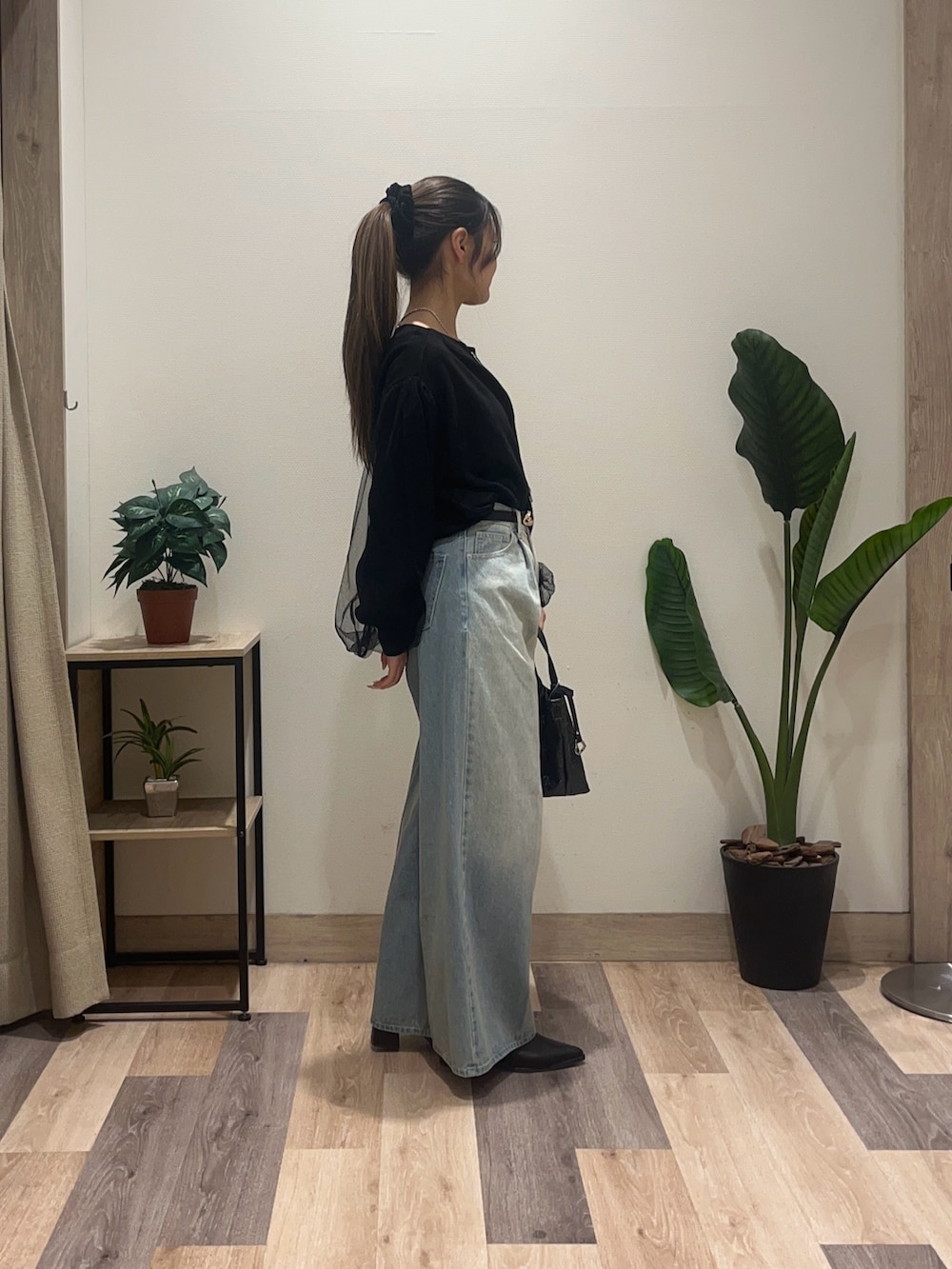 ブルー系のその他パンツ、ブラック系のTシャツ/カットソー、ブラック系のブーツを着用したレディースの秋コーディネートの3枚目の写真