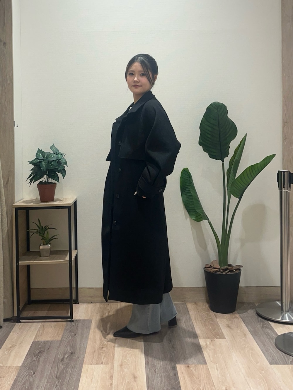 ブルー系のその他パンツ、ブラック系のブーツ、ホワイト系のニット/セーターを着用したレディースの秋コーディネートの5枚目の写真