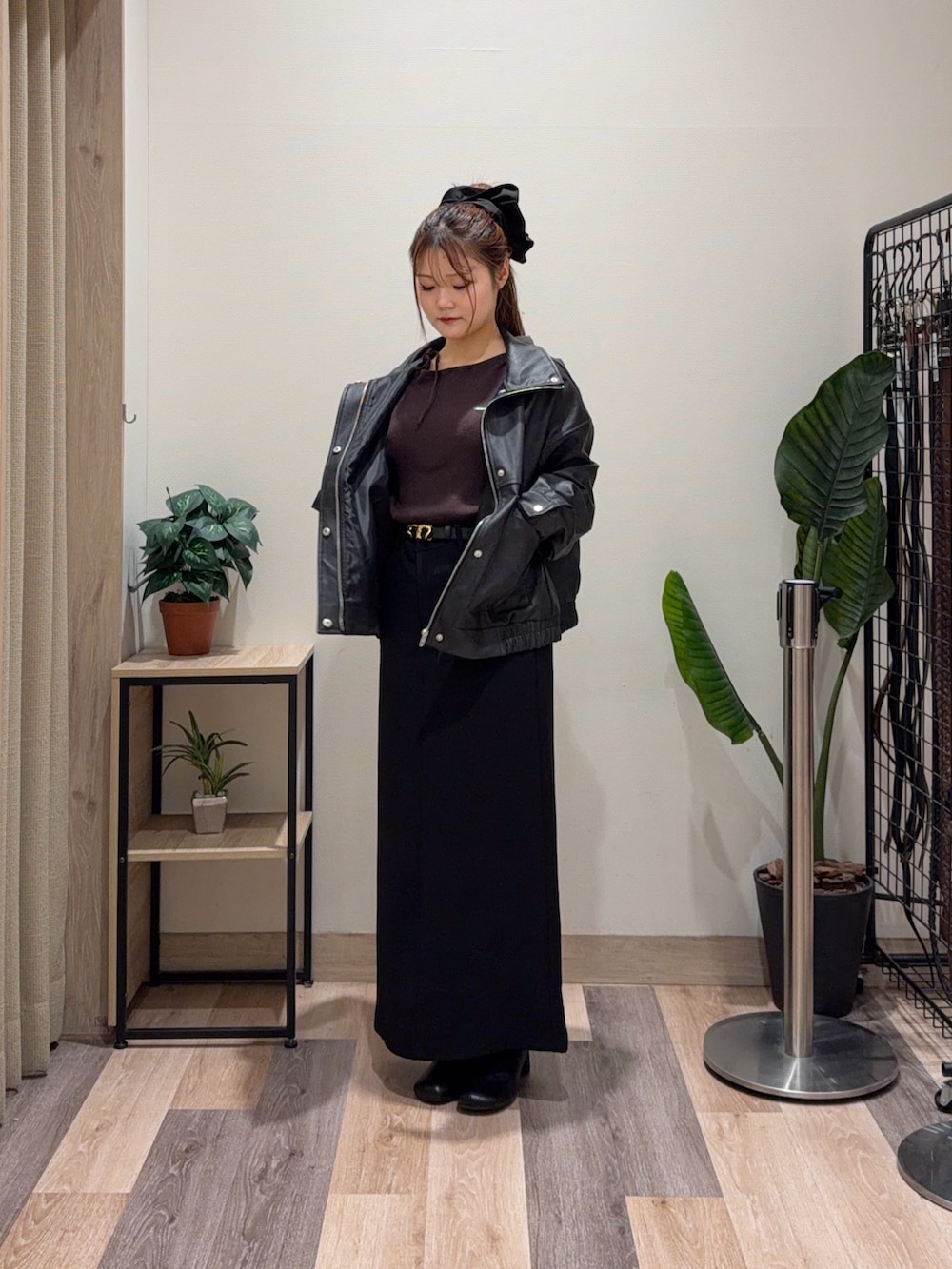 ブラウン系のニット/セーター、ブラック系のブーツ、ブラック系のベルトを着用したレディースの冬コーディネートの4枚目の写真