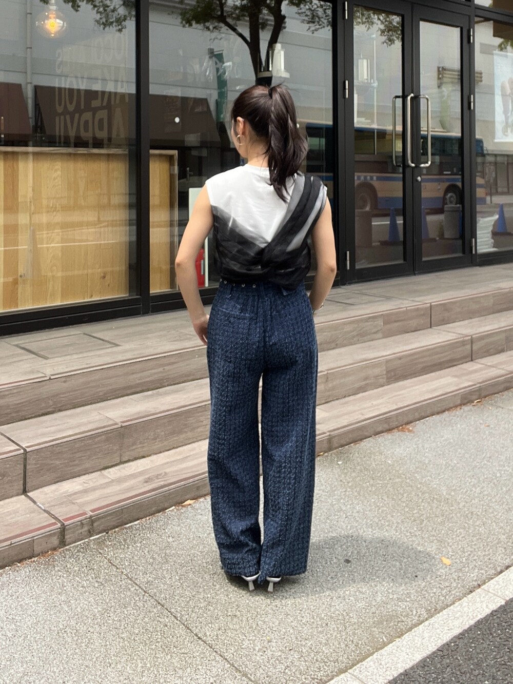 ホワイト系のTシャツ/カットソー、ブルー系のその他パンツを着用したレディースの春コーディネートの4枚目の写真