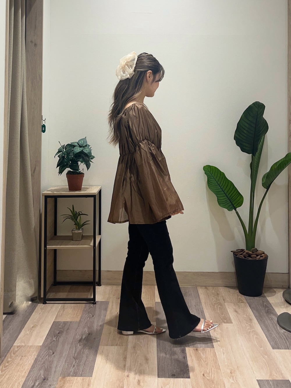 ブラウン系のシャツ/ブラウス、ブラック系のその他パンツを着用したレディースの秋コーディネートの3枚目の写真