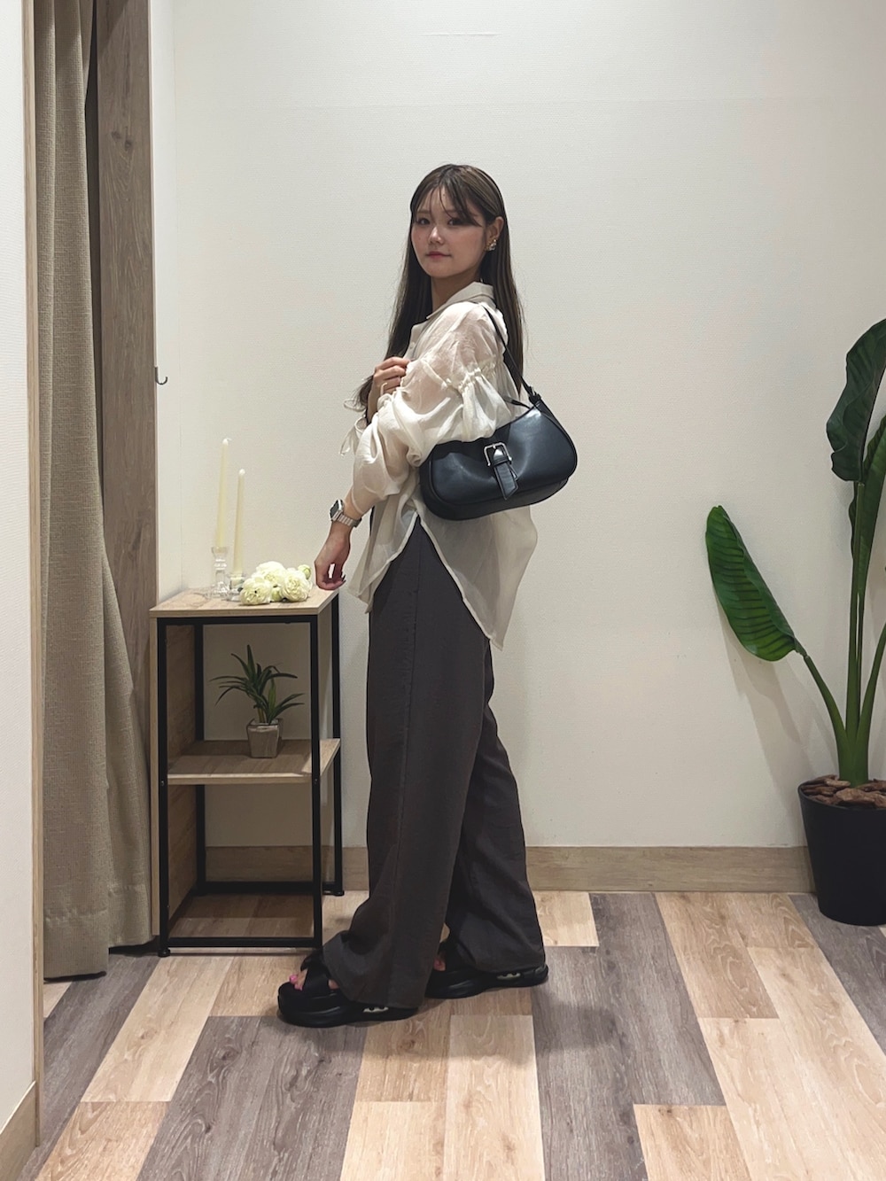 ホワイト系のシャツ/ブラウス、ブラック系のボストンバッグ、グレー系のつなぎ/オールインワンを着用したレディースの夏コーディネートの2枚目の写真