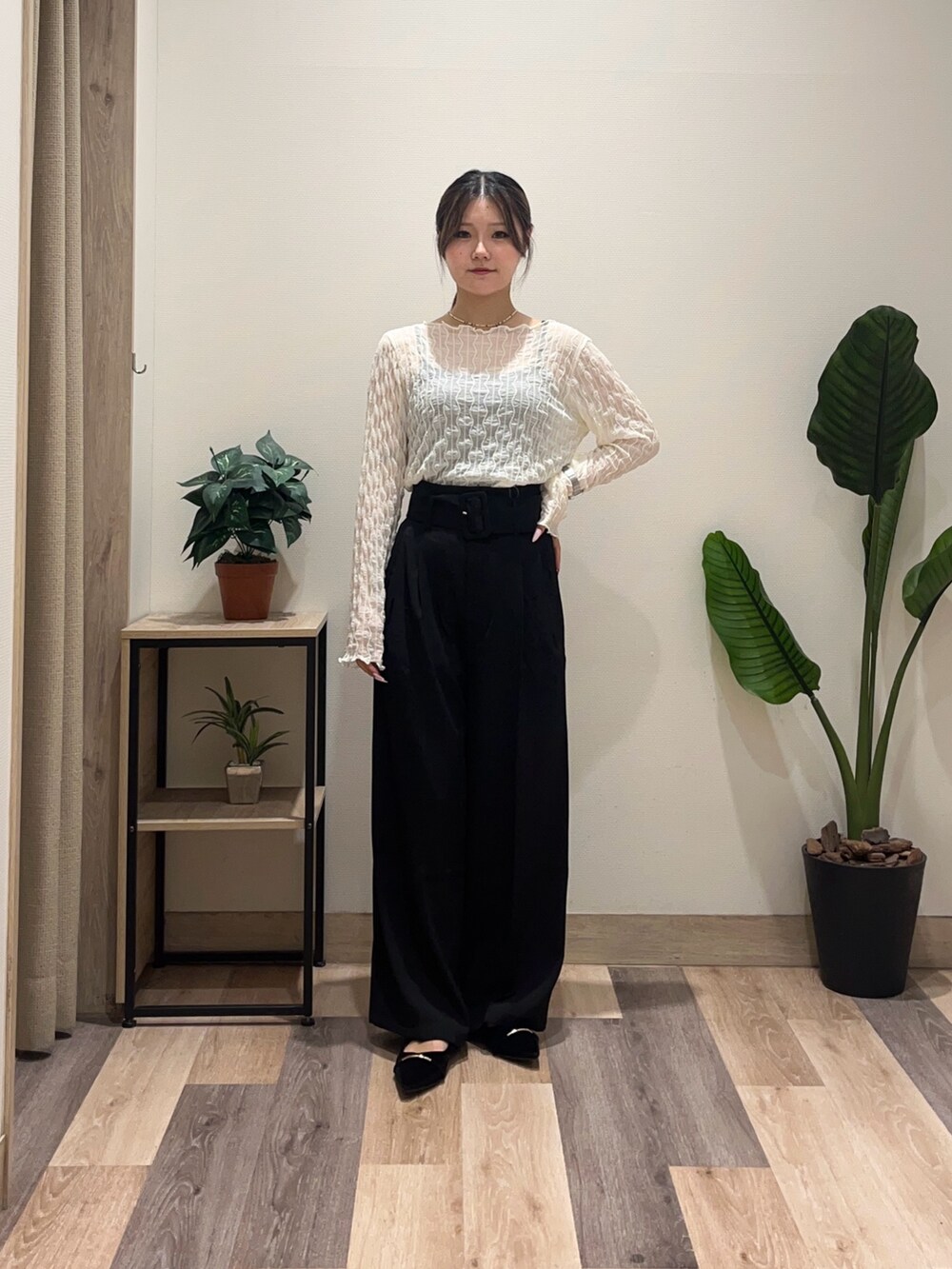 ブラック系のスラックス、ブラック系のパンプス、ホワイト系のTシャツ/カットソーを着用したレディースの秋コーディネートの6枚目の写真