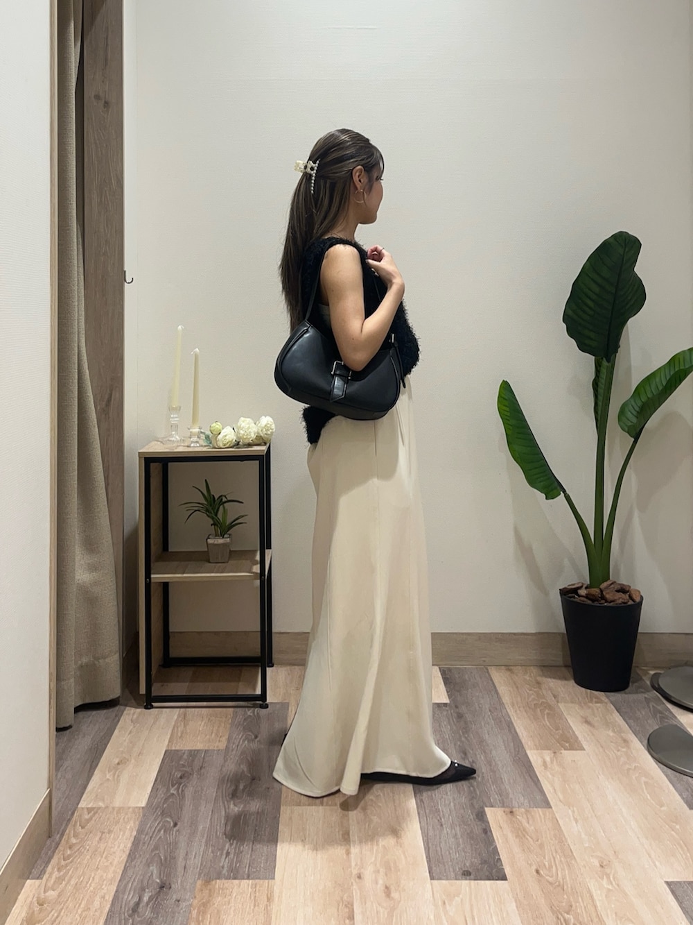 ホワイト系のスカート、ブラック系のボストンバッグ、ブラック系のサンダルを着用したレディースの夏コーディネートの2枚目の写真