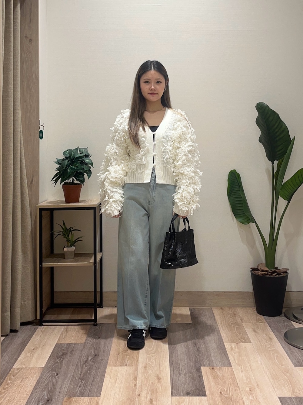 ブルー系のその他パンツ、ホワイト系のカーディガン/ボレロを着用したレディースの秋コーディネートの2枚目の写真