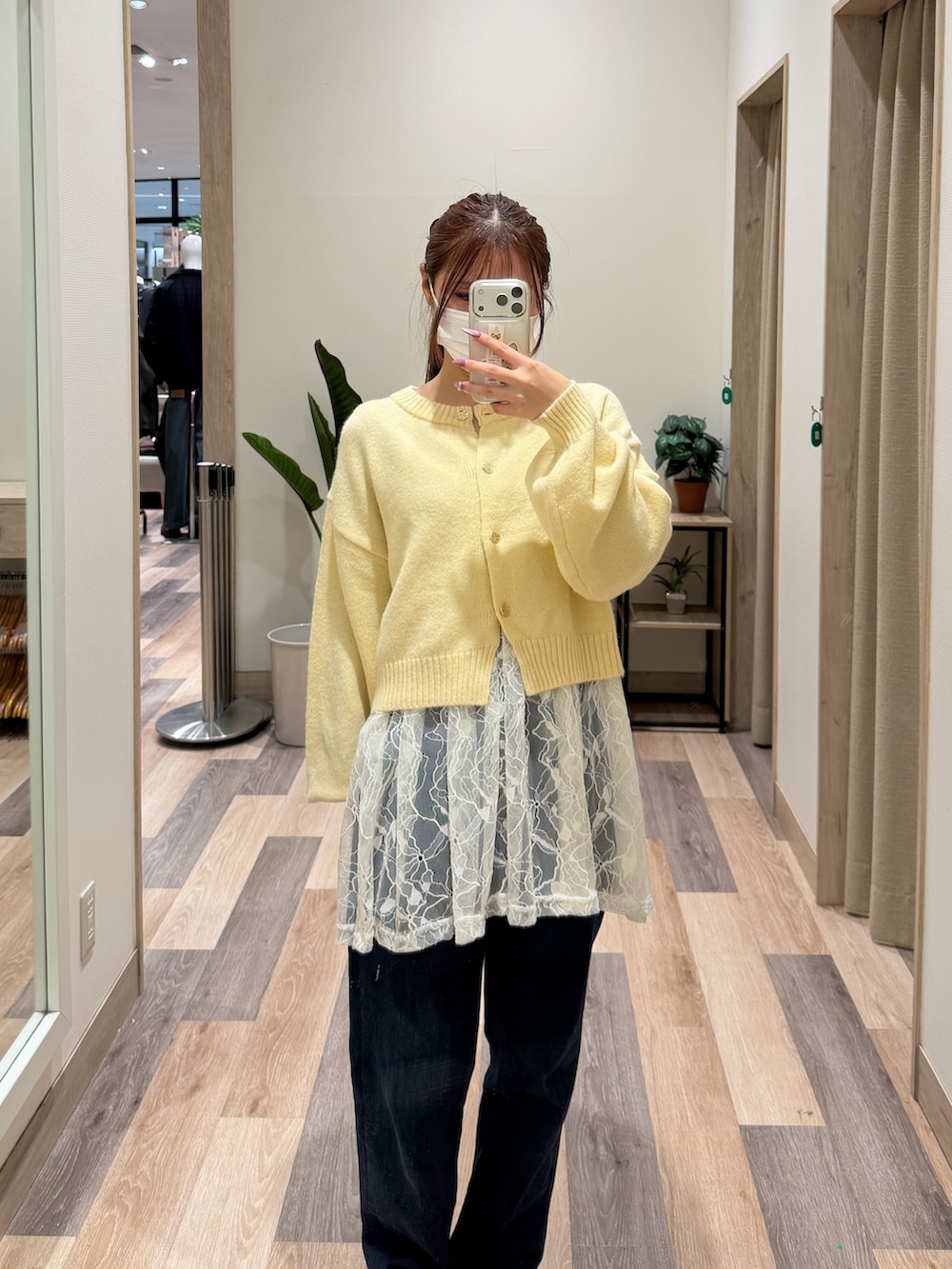 イエロー系のカーディガン/ボレロ、ホワイト系のチュニックを着用したレディースの冬コーディネートの2枚目の写真