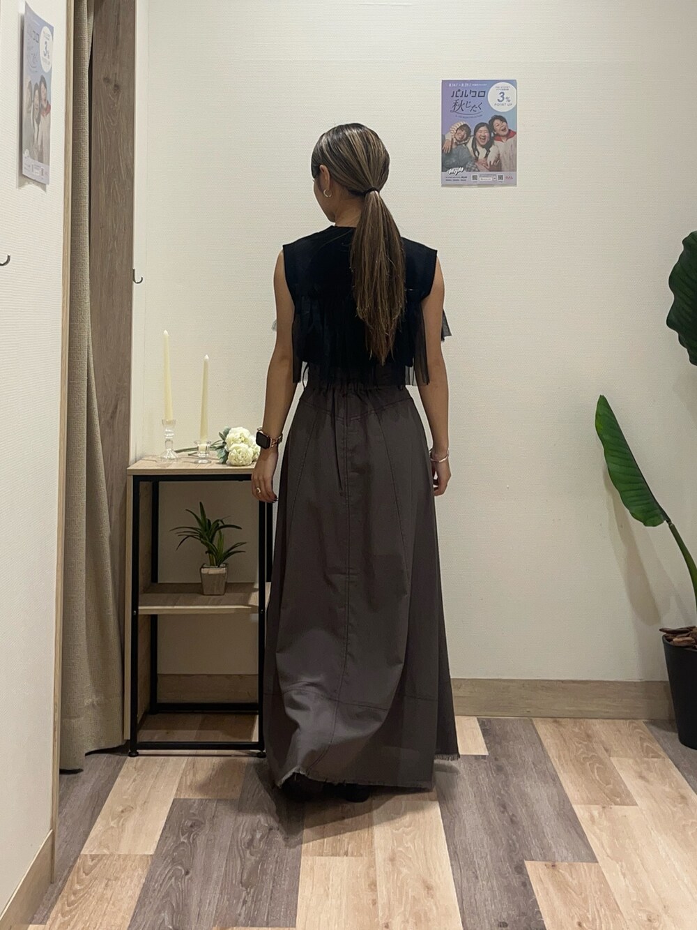 グレー系のスカート、ブラック系のニット/セーターを着用したレディースの夏コーディネートの3枚目の写真