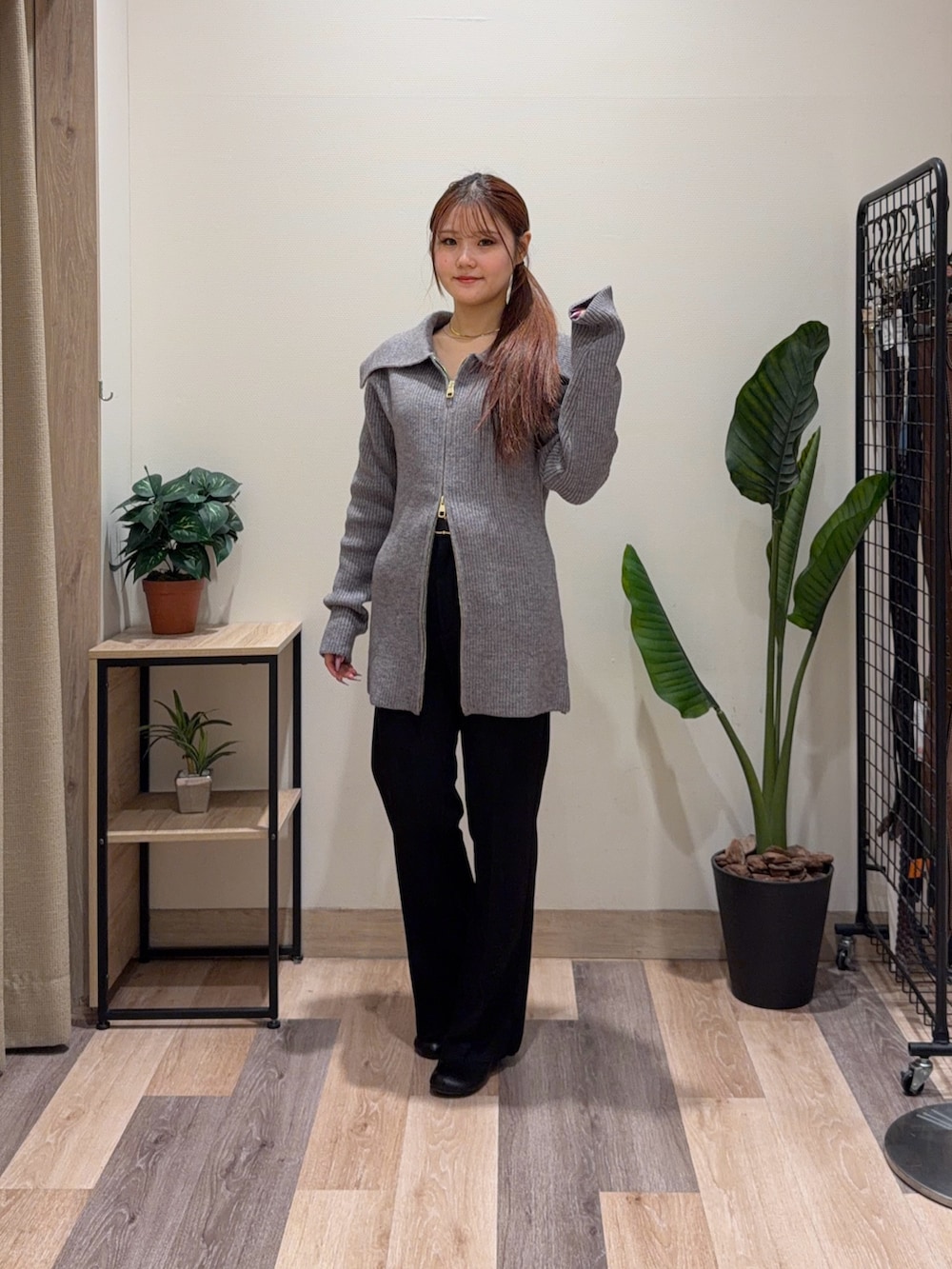 ブラック系のその他パンツ、グレー系のカーディガン/ボレロ、ブラック系のベルトを着用したレディースの冬コーディネートの5枚目の写真