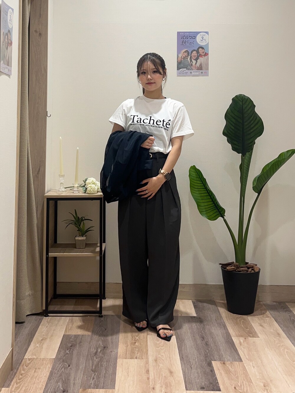 グレー系のスラックス、ブルー系のテーラードジャケット、ブラック系のベルトを着用したレディースの夏コーディネートの5枚目の写真