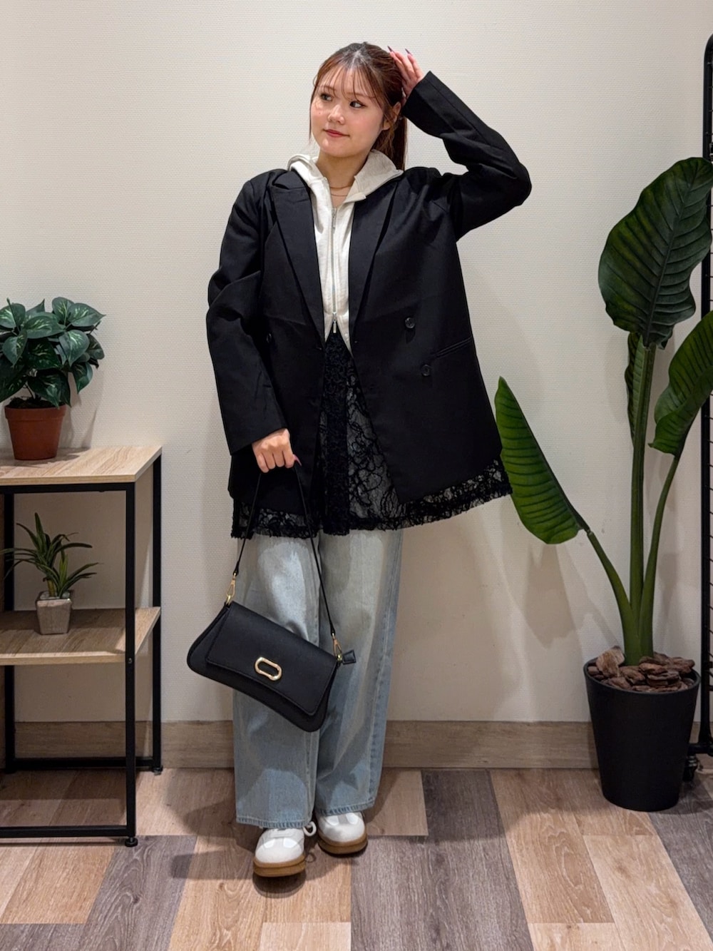 ブルー系のその他パンツ、ブラック系のチュニック、ブラック系のショルダーバッグを着用したレディースの冬コーディネートの2枚目の写真