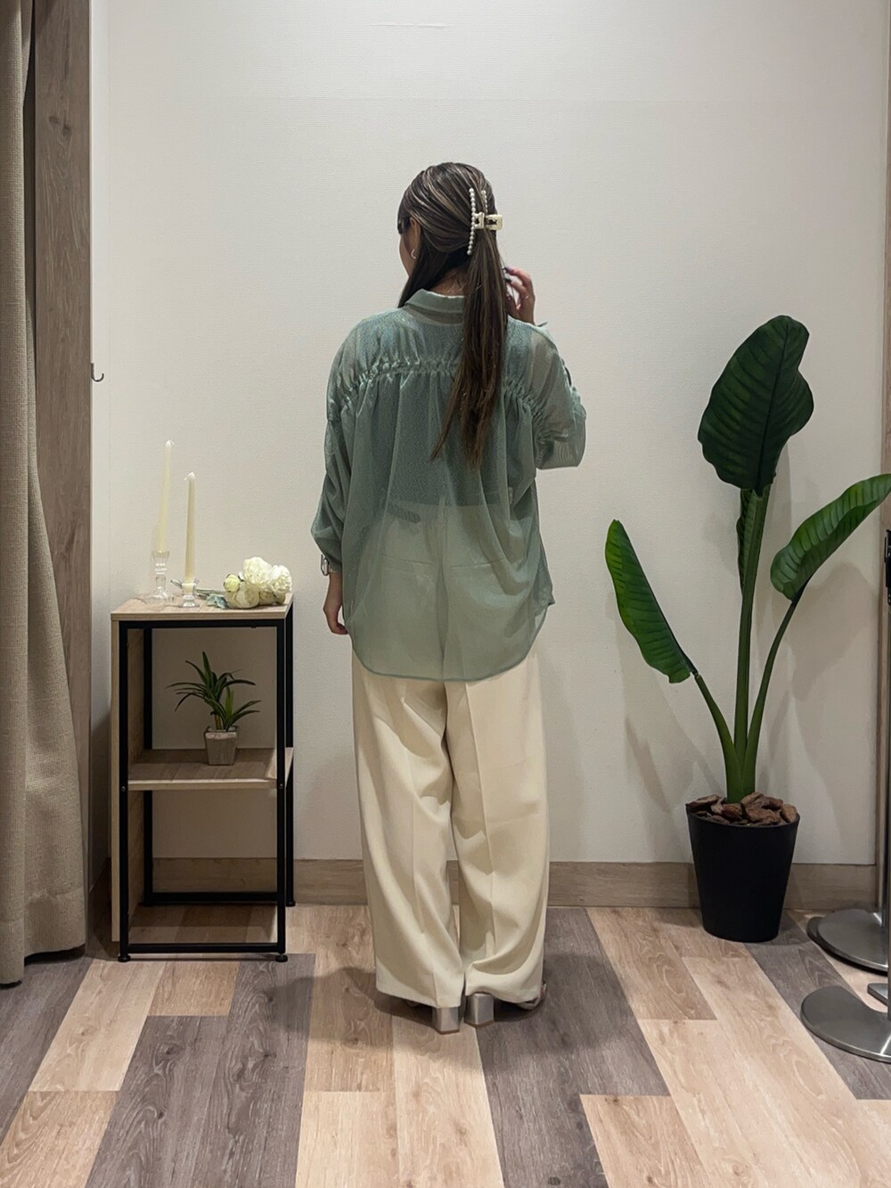 グリーン系のシャツ/ブラウス、ホワイト系のスラックス、ブラック系のベルトを着用したレディースの夏コーディネートの3枚目の写真