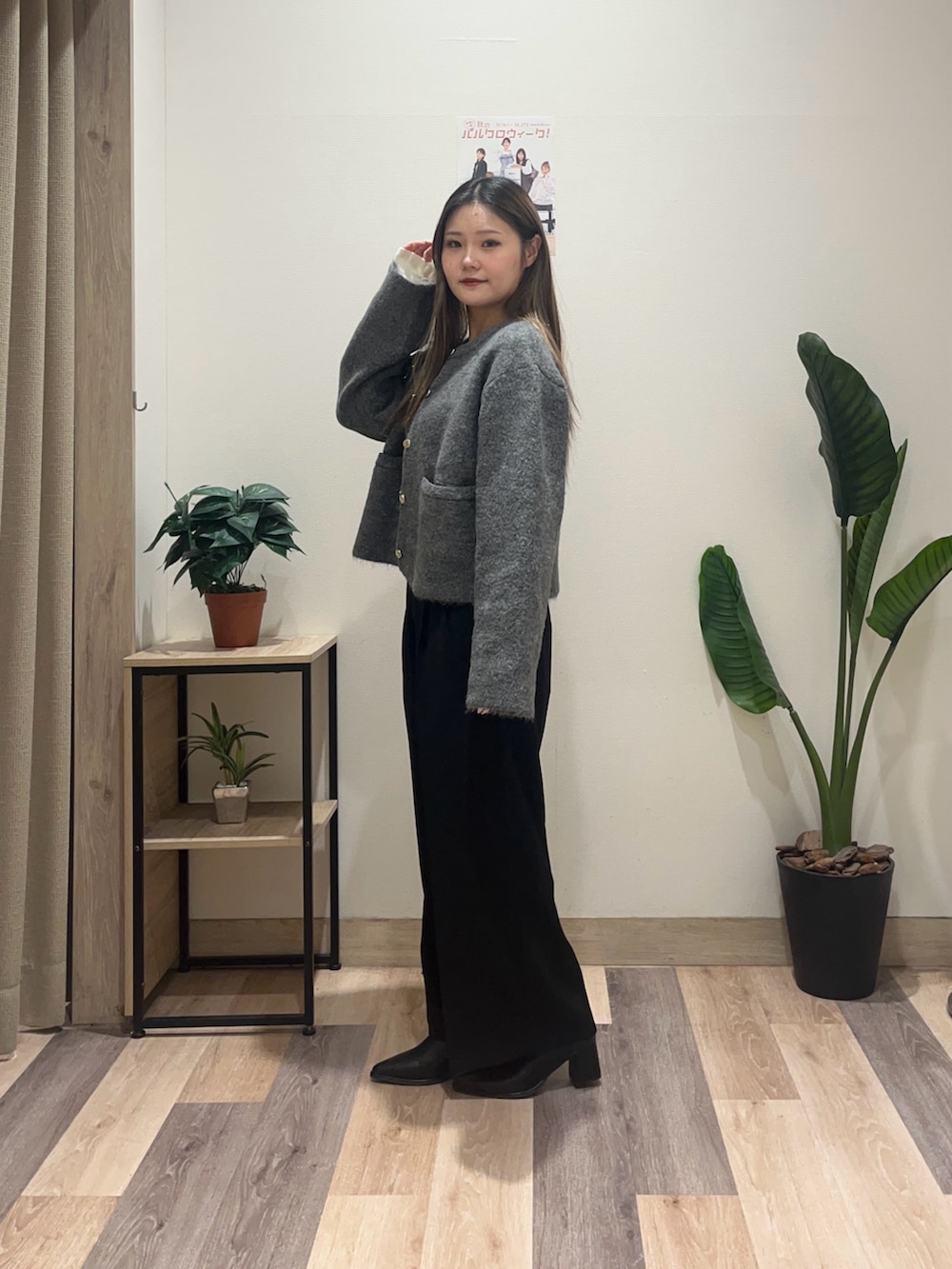 ブラック系のスラックス、グレー系のブルゾン、ホワイト系のニット/セーターを着用したレディースの秋コーディネートの5枚目の写真