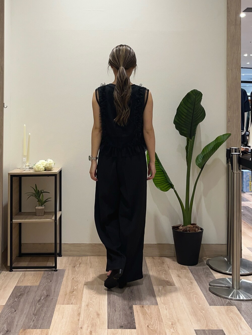 ブラック系のスラックス、ブラック系のTシャツ/カットソー、ブラック系のベルトを着用したレディースの夏コーディネートの3枚目の写真