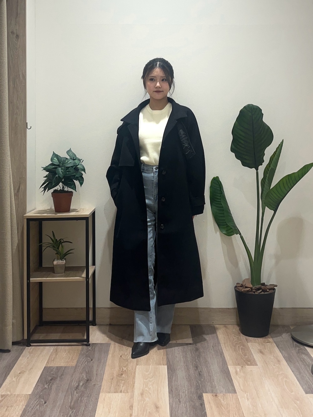 ブルー系のその他パンツ、ブラック系のブーツ、ホワイト系のニット/セーターを着用したレディースの秋コーディネートの2枚目の写真