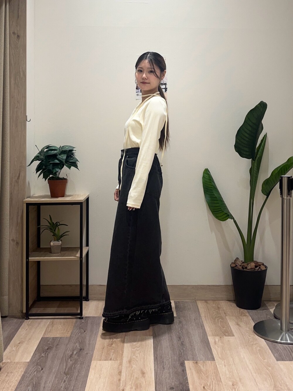 ホワイト系のTシャツ/カットソー、ブラック系のスカートを着用したレディースの秋コーディネートの5枚目の写真