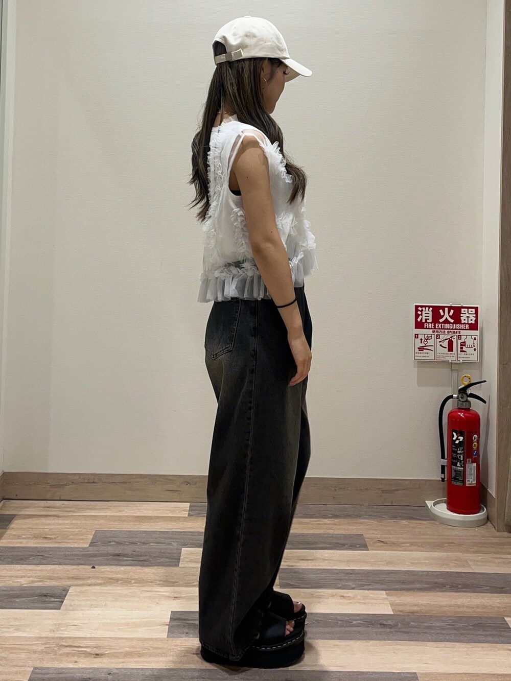 ブラック系のその他パンツ、ホワイト系のTシャツ/カットソーを着用したレディースの夏コーディネートの4枚目の写真