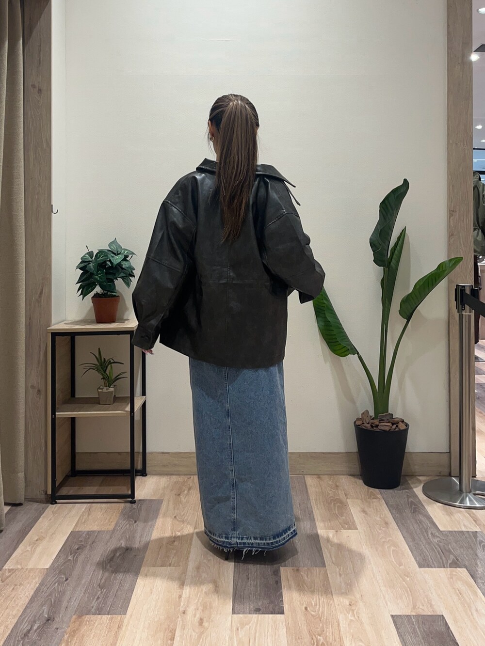 ホワイト系のニット/セーター、ブラック系のブルゾン、ブルー系のスカートを着用したレディースの秋コーディネートの4枚目の写真