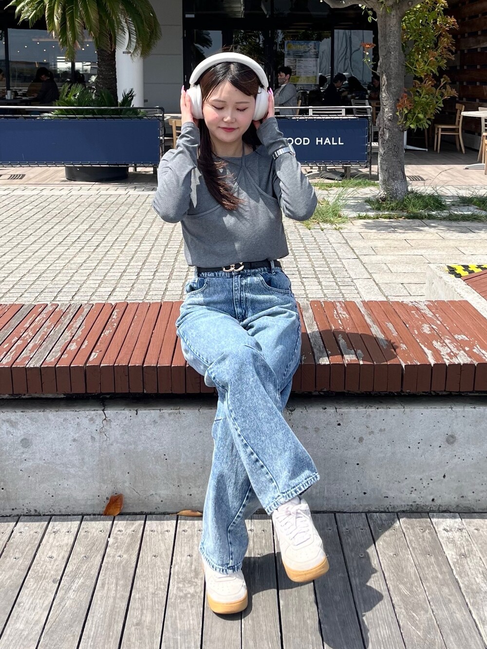 グレー系のTシャツ/カットソー、ブルー系のその他パンツ、ブラック系のベルトを着用したレディースの夏コーディネートの2枚目の写真