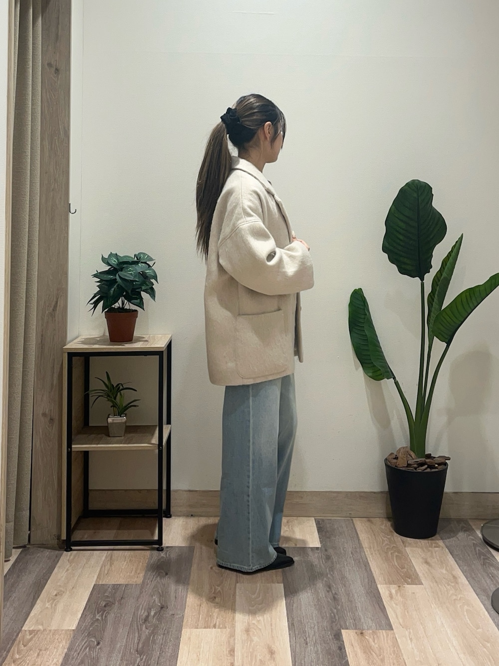 ピンク系のニット/セーター、ホワイト系のその他アウター、ブルー系のその他パンツを着用したレディースの冬コーディネートの3枚目の写真