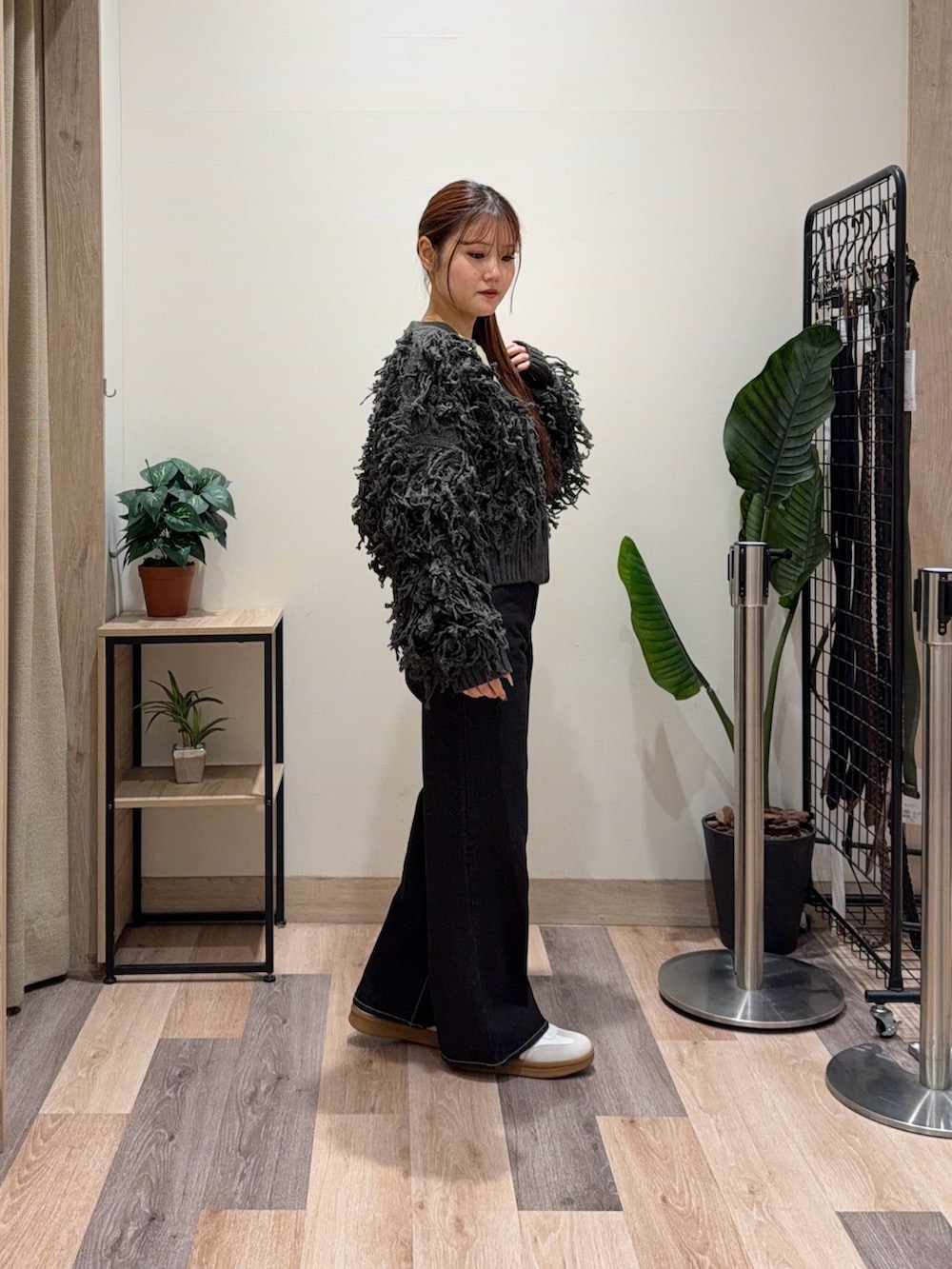 ブラック系のその他パンツ、グレー系のカーディガン/ボレロ、ホワイト系のニット/セーターを着用したレディースの冬コーディネートの3枚目の写真