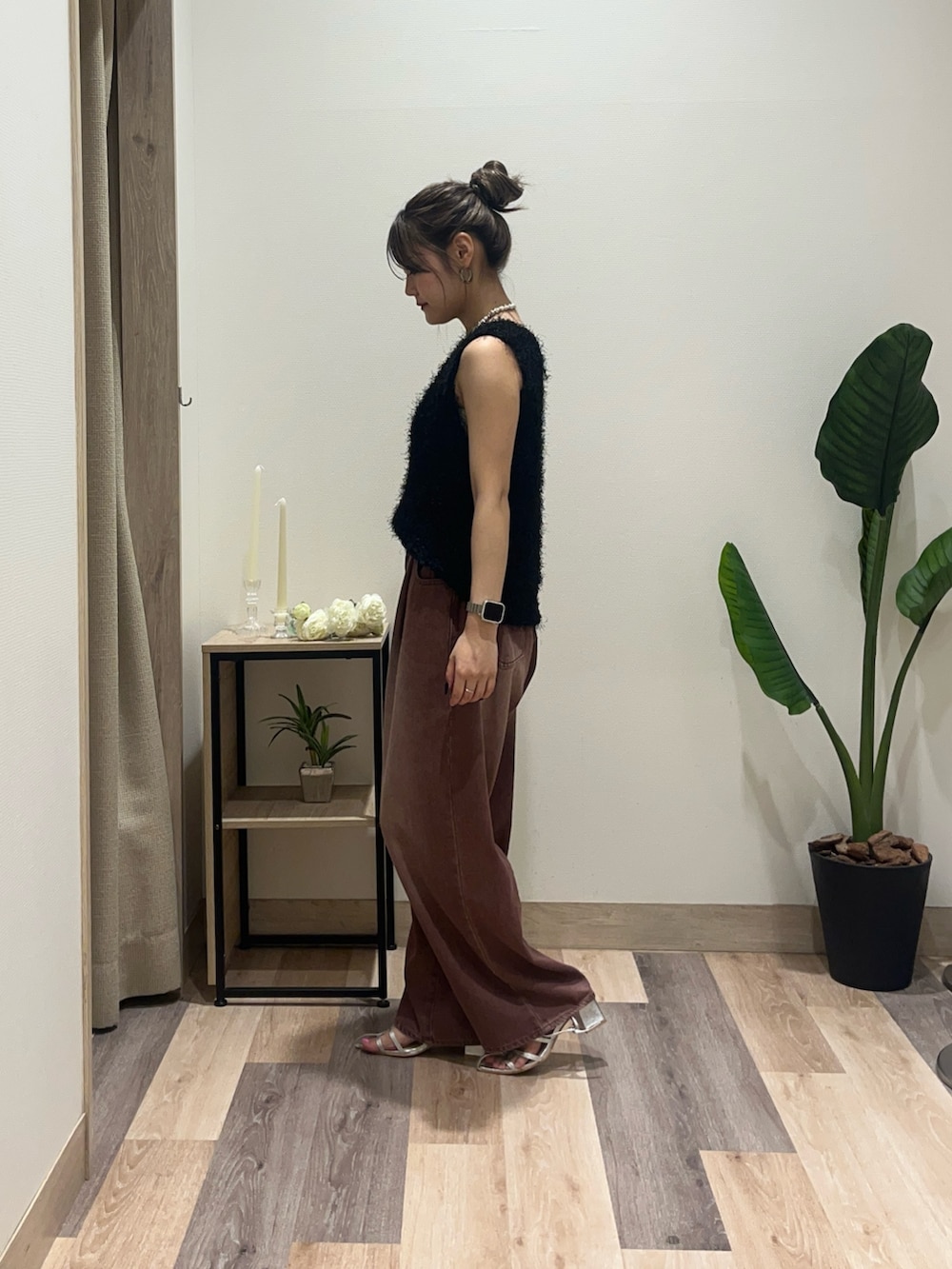 ブラウン系のその他パンツ、ホワイト系のニット/セーターを着用したレディースの夏コーディネートの5枚目の写真