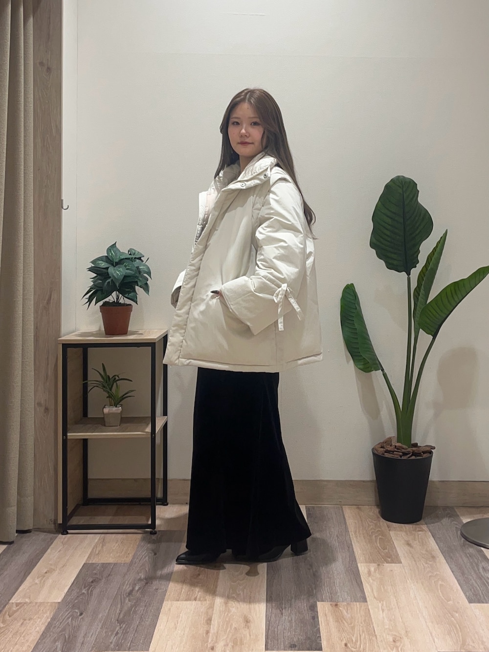 ブラック系のスカート、ブラック系のブーツ、グレー系のニット/セーターを着用したレディースの冬コーディネートの5枚目の写真