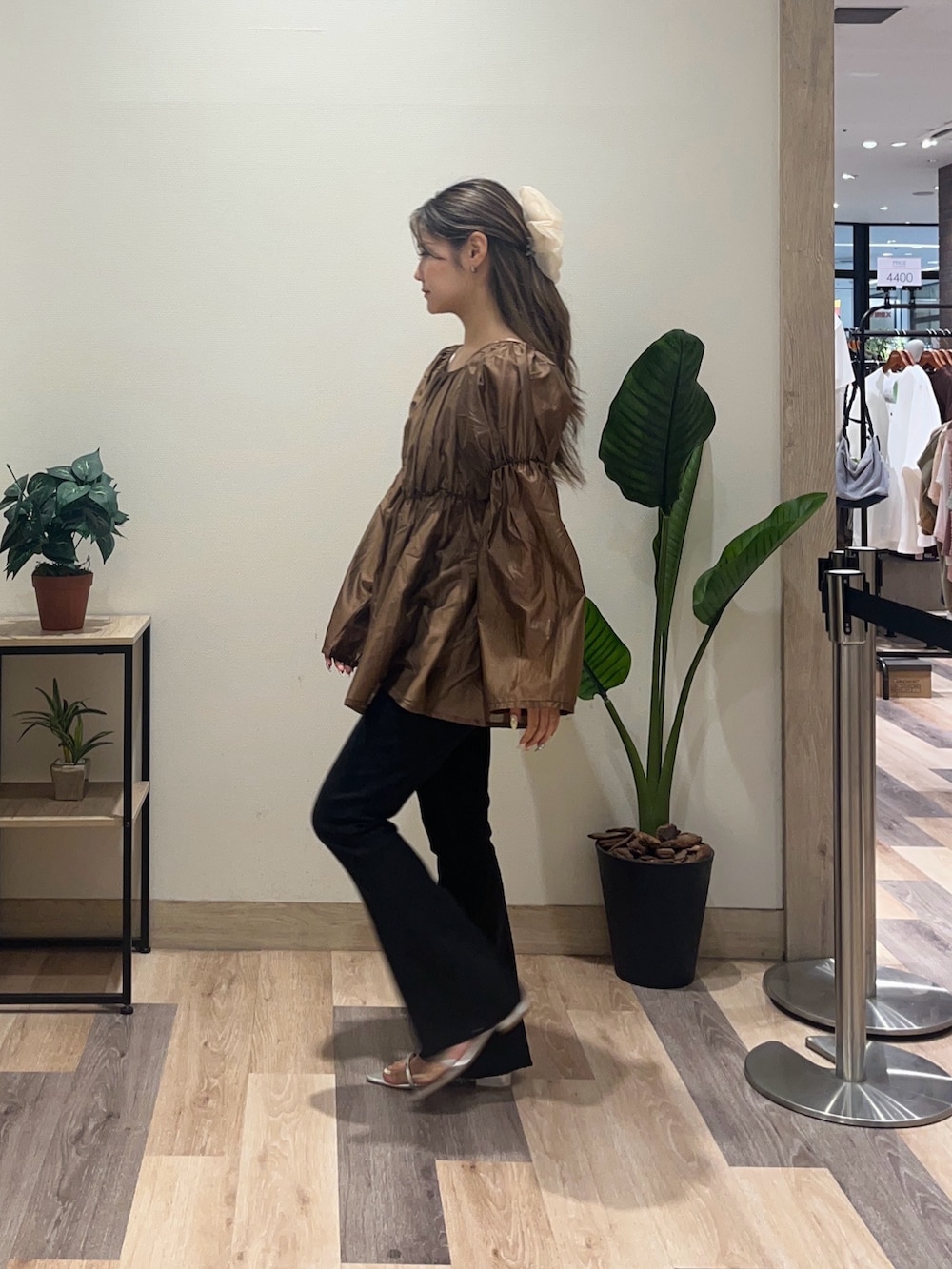 ブラウン系のシャツ/ブラウス、ブラック系のその他パンツを着用したレディースの秋コーディネートの5枚目の写真