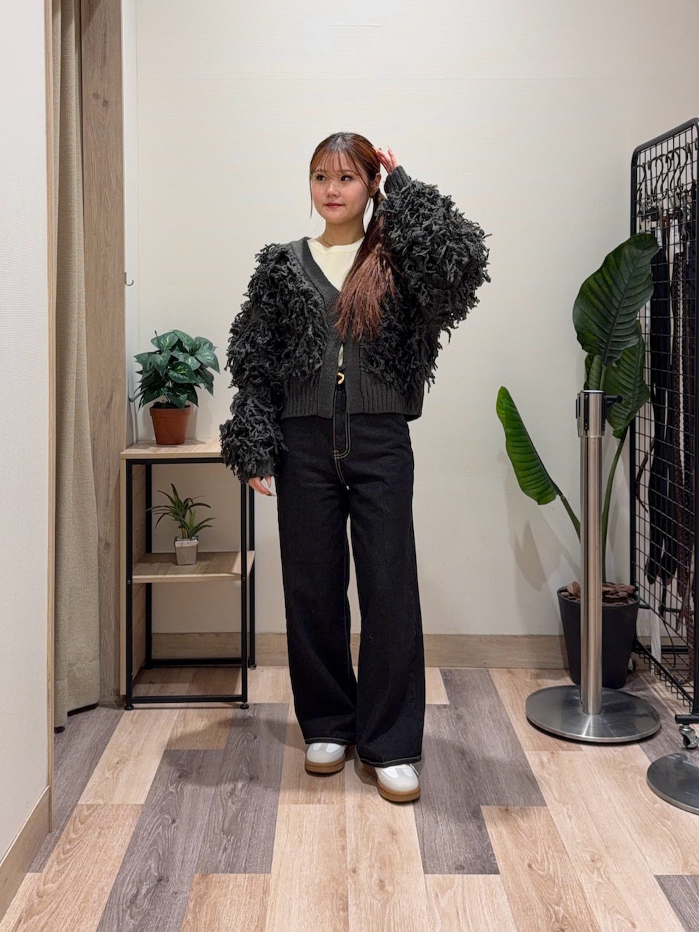 ブラック系のその他パンツ、グレー系のカーディガン/ボレロ、ホワイト系のニット/セーターを着用したレディースの冬コーディネートの2枚目の写真