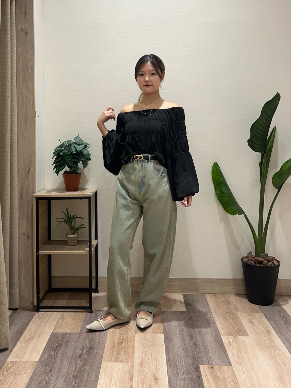 ホワイト系のパンプス、ブルー系のデニムパンツ、ブラック系のシャツ/ブラウスを着用したレディースの秋コーディネートの2枚目の写真