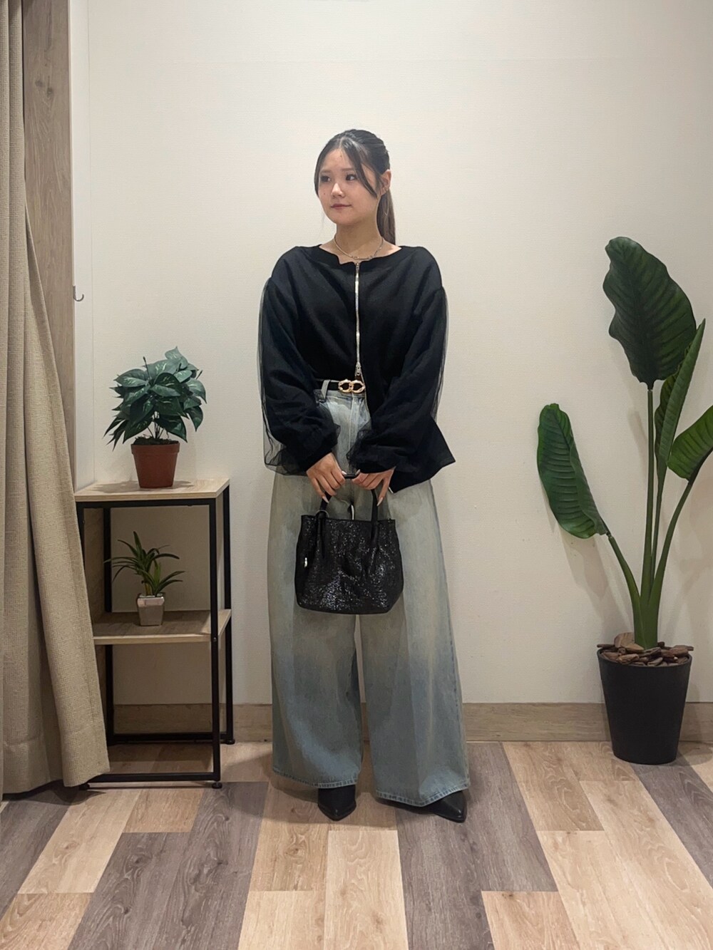 ブルー系のその他パンツ、ブラック系のTシャツ/カットソー、ブラック系のブーツを着用したレディースの秋コーディネートの2枚目の写真