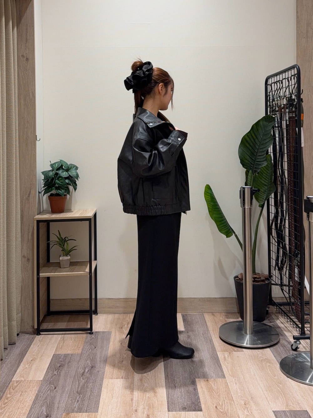 ブラウン系のニット/セーター、ブラック系のブーツ、ブラック系のベルトを着用したレディースの冬コーディネートの2枚目の写真