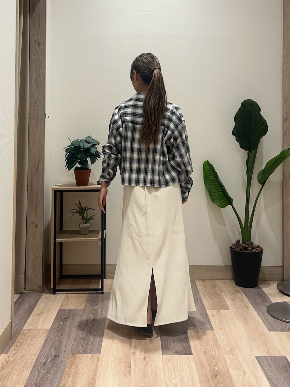 ホワイト系のスカート、ブラック系のシャツ/ブラウス、ブラック系のベルトを着用したレディースの秋コーディネートの3枚目の写真