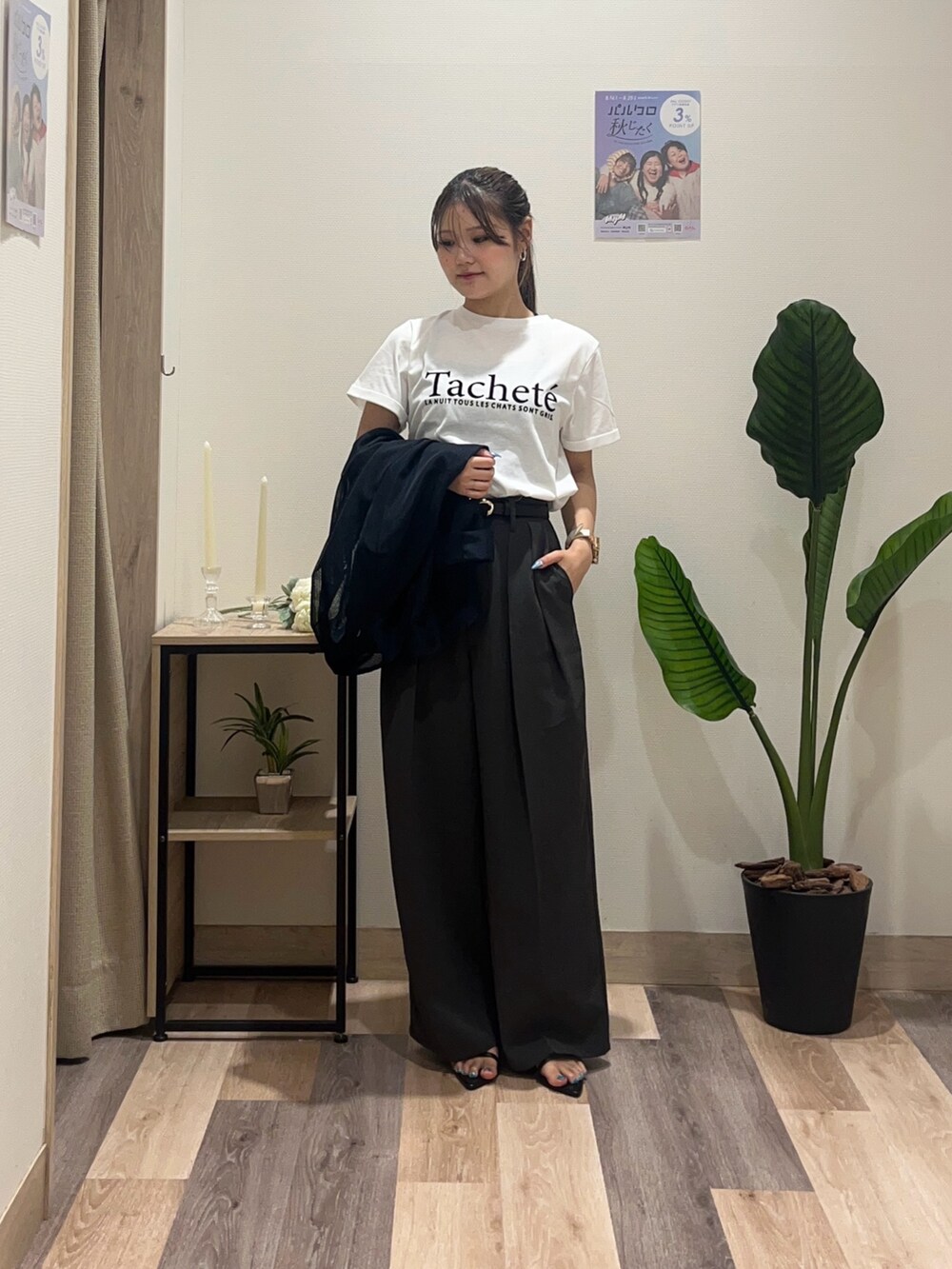 グレー系のスラックス、ブルー系のテーラードジャケット、ブラック系のベルトを着用したレディースの夏コーディネートの6枚目の写真