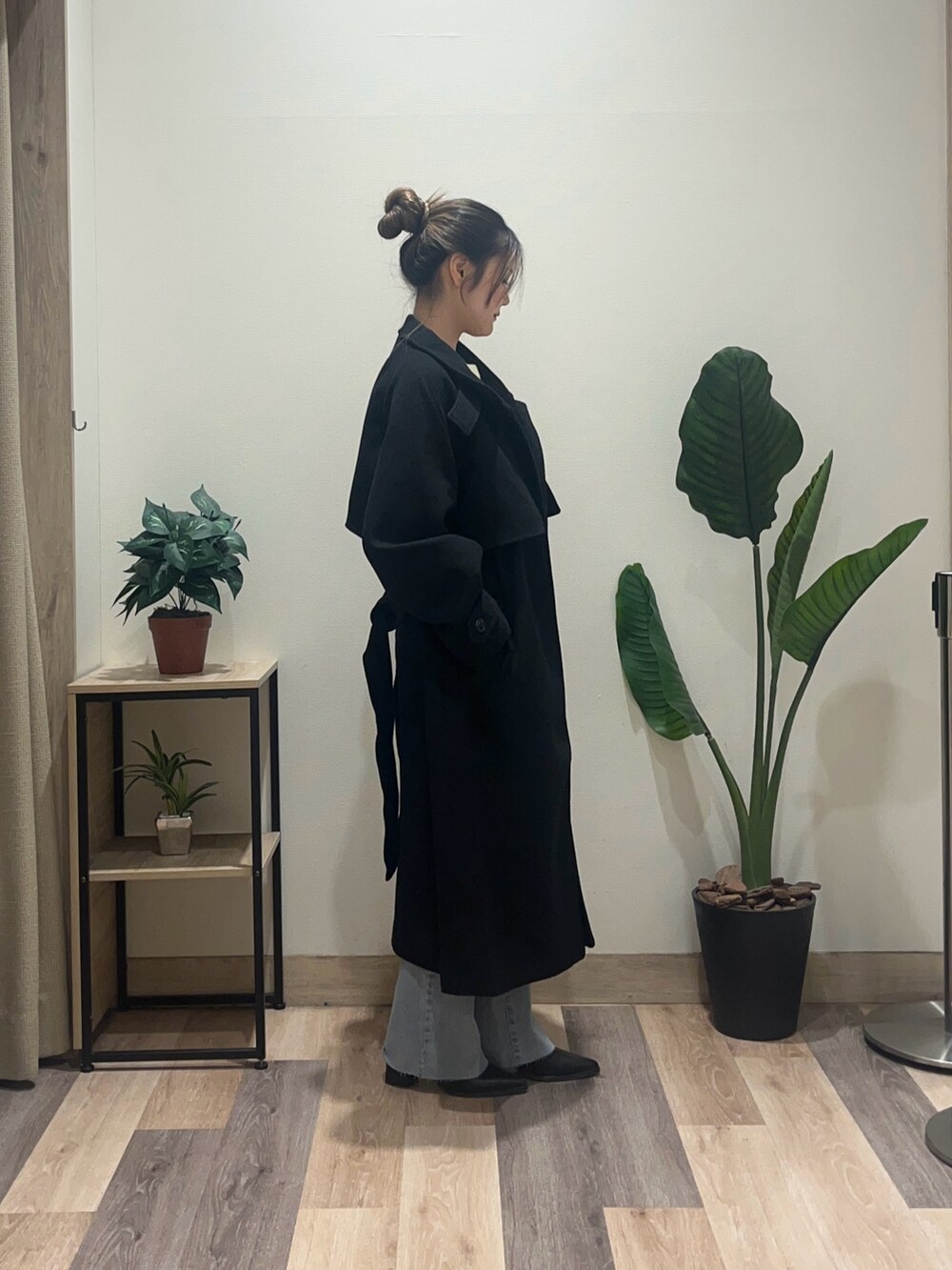 ブルー系のその他パンツ、ブラック系のブーツ、ホワイト系のニット/セーターを着用したレディースの秋コーディネートの3枚目の写真